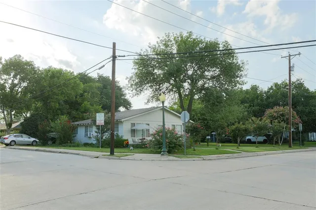 $730,000 | 422 Smith Street, Grapevine, TX 76051