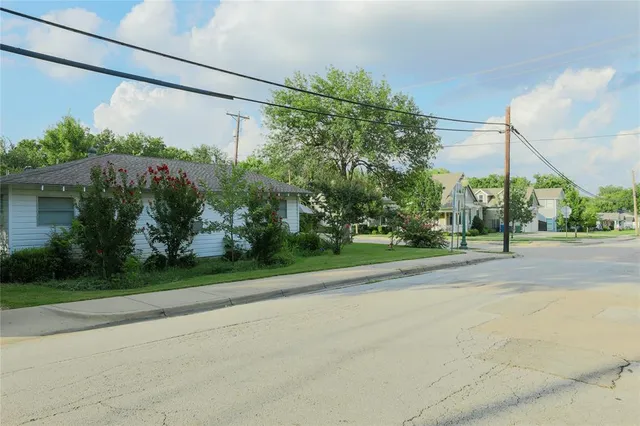 $730,000 | 422 Smith Street, Grapevine, TX 76051