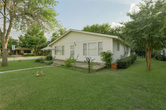 $730,000 | 422 Smith Street, Grapevine, TX 76051