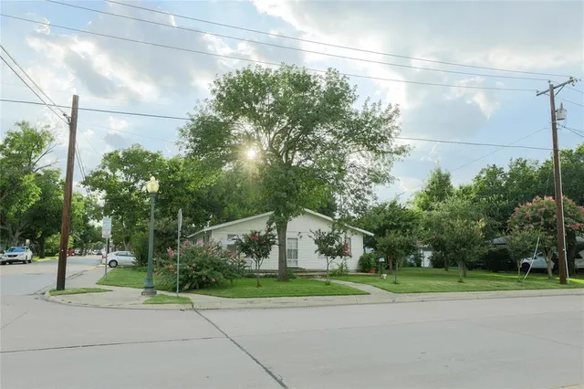 $730,000 | 422 Smith Street, Grapevine, TX 76051