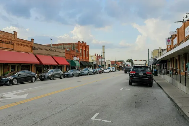 $730,000 | 422 Smith Street, Grapevine, TX 76051