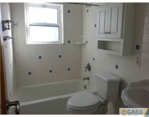 199 Evergreen Road, Unit 6B Edison, NJ 08837 - Photo 3 of 10 a bathroom with a toilet a sink and a bathtub