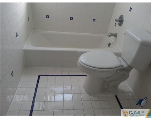 199 Evergreen Road, Unit 6B Edison, NJ 08837 - Photo 5 of 10 a bathroom with a toilet and a bathtub