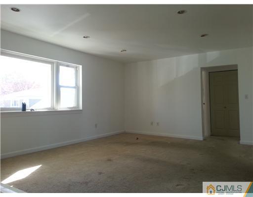 199 Evergreen Road, Unit 6B Edison, NJ 08837 - Photo 7 of 10 an empty room with a window