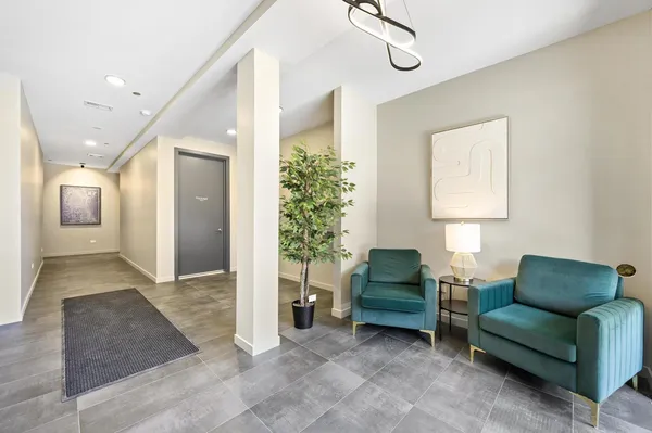 $3,350 | 204 South Leavitt Street, Unit 201, Chicago, IL 60612
