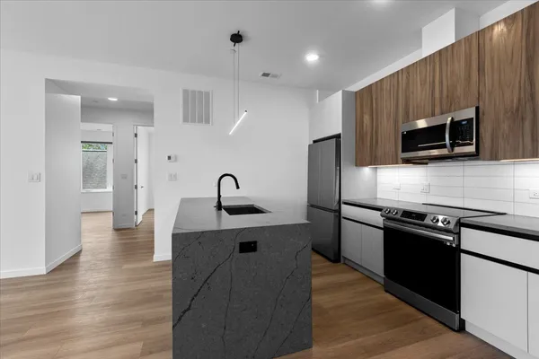 $3,350 | 204 South Leavitt Street, Unit 201, Chicago, IL 60612