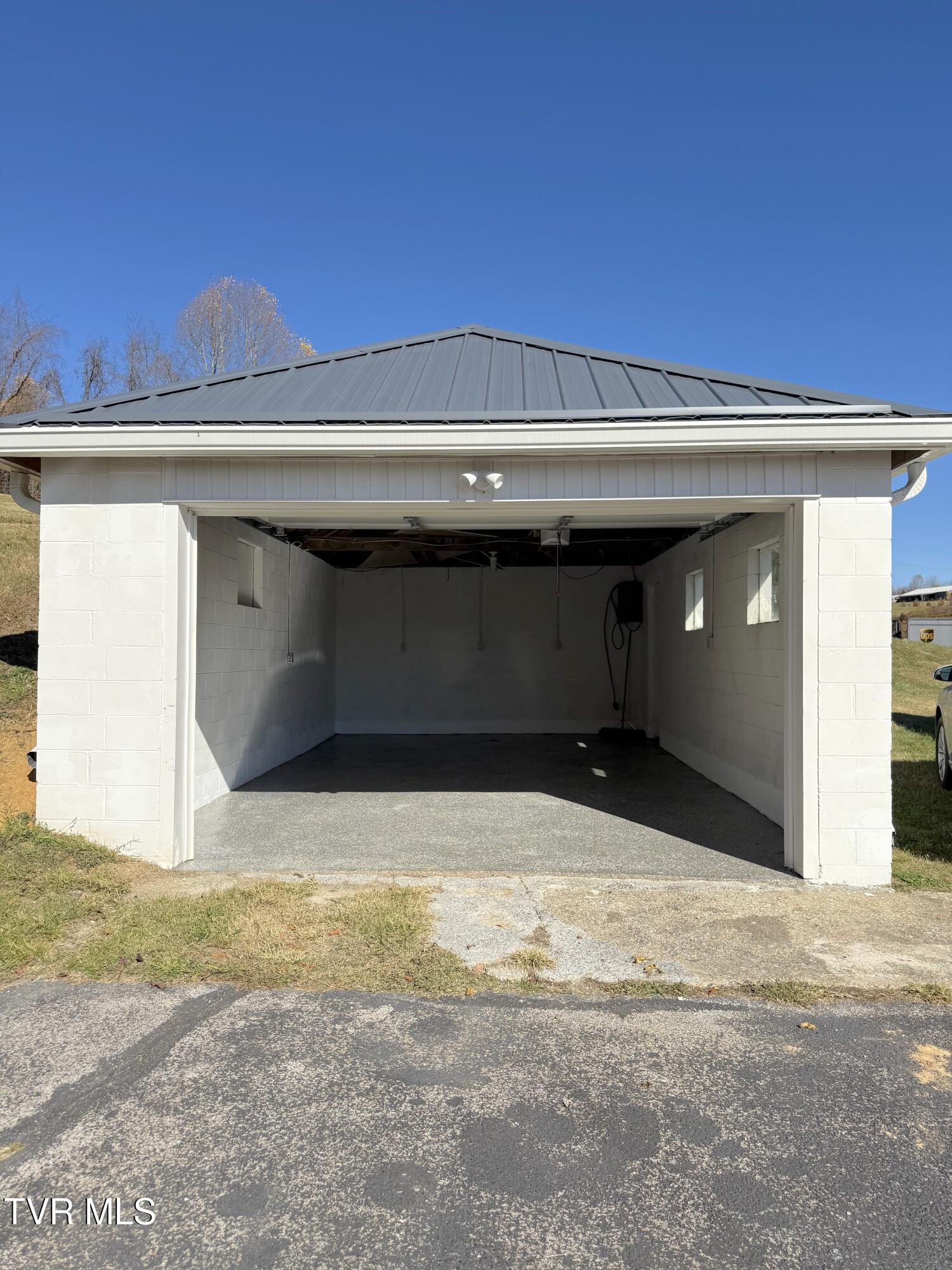 610 Boones Creek Road Jonesborough, TN 37659 - Photo 4 of 24 open garage
