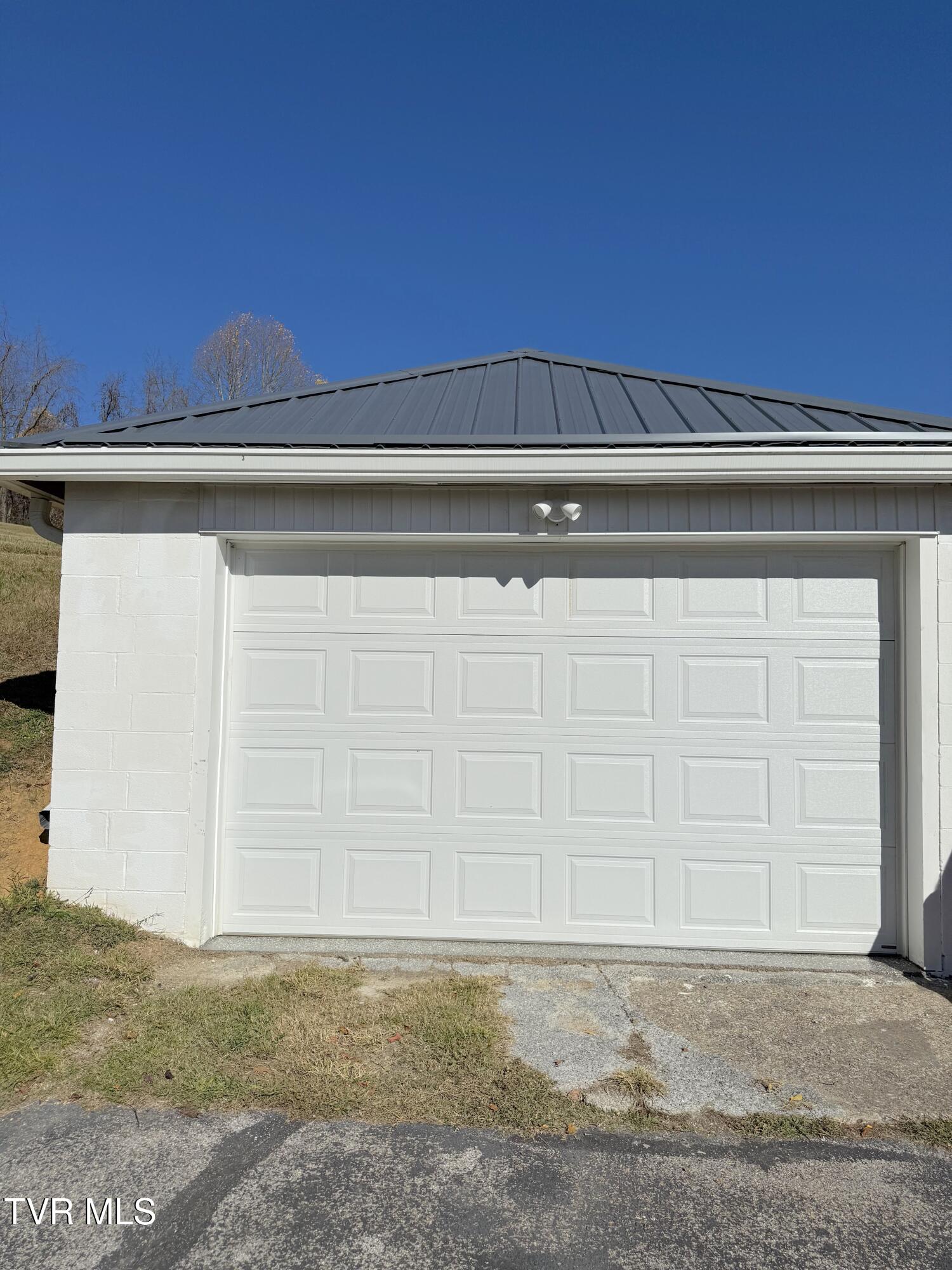 610 Boones Creek Road Jonesborough, TN 37659 - Photo 6 of 24 closed garage