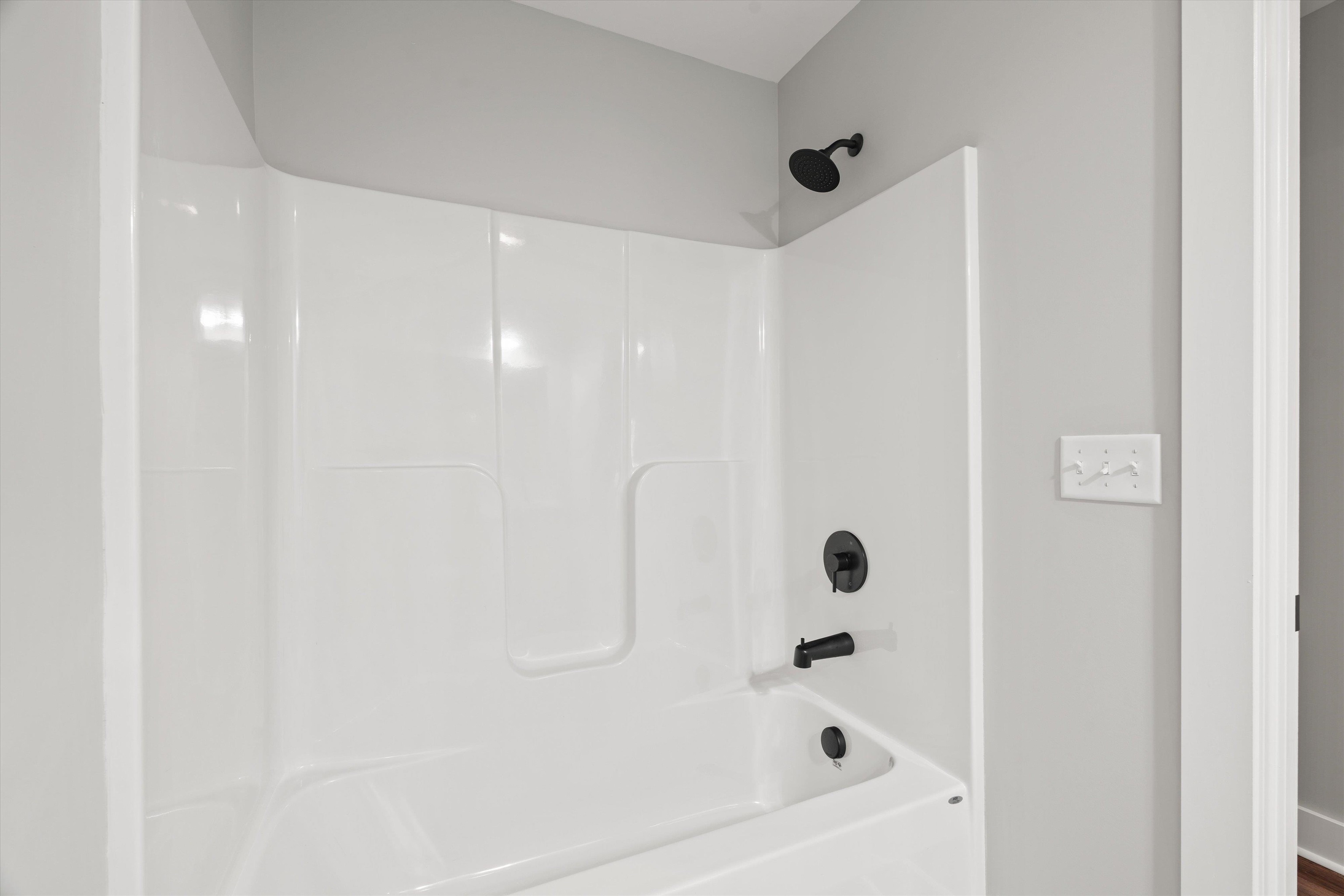 25 Barnyard Circle Bridgewater, VA 22812 - Photo 20 of 45 a bathroom with a bathtub