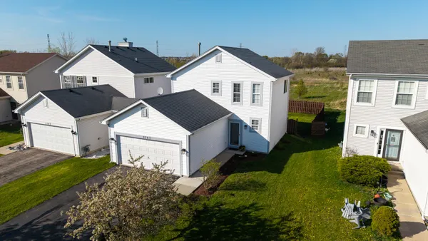 $2,450 | 276 Norwell Lane, Unit 276, Round Lake, IL 60073