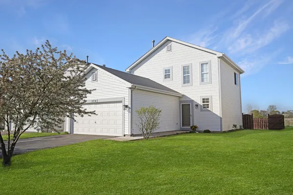 a view of a house with backyard