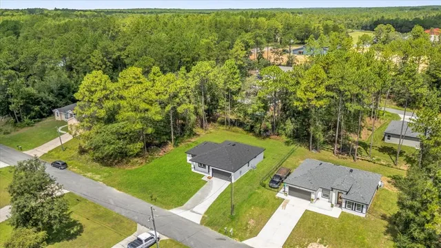 a view of a back yard