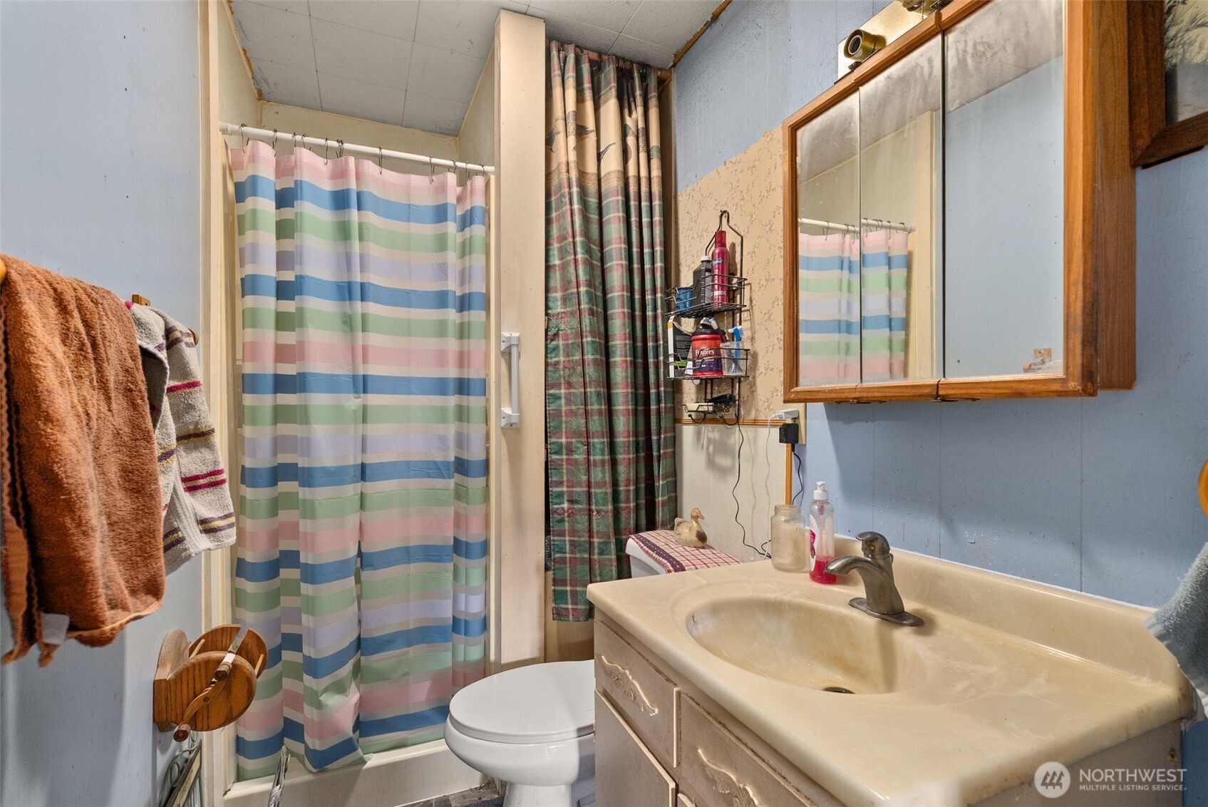 535-543 Knowles Road Winlock, WA 98596 - Photo 12 of 32 a bathroom with a sink toilet and shower