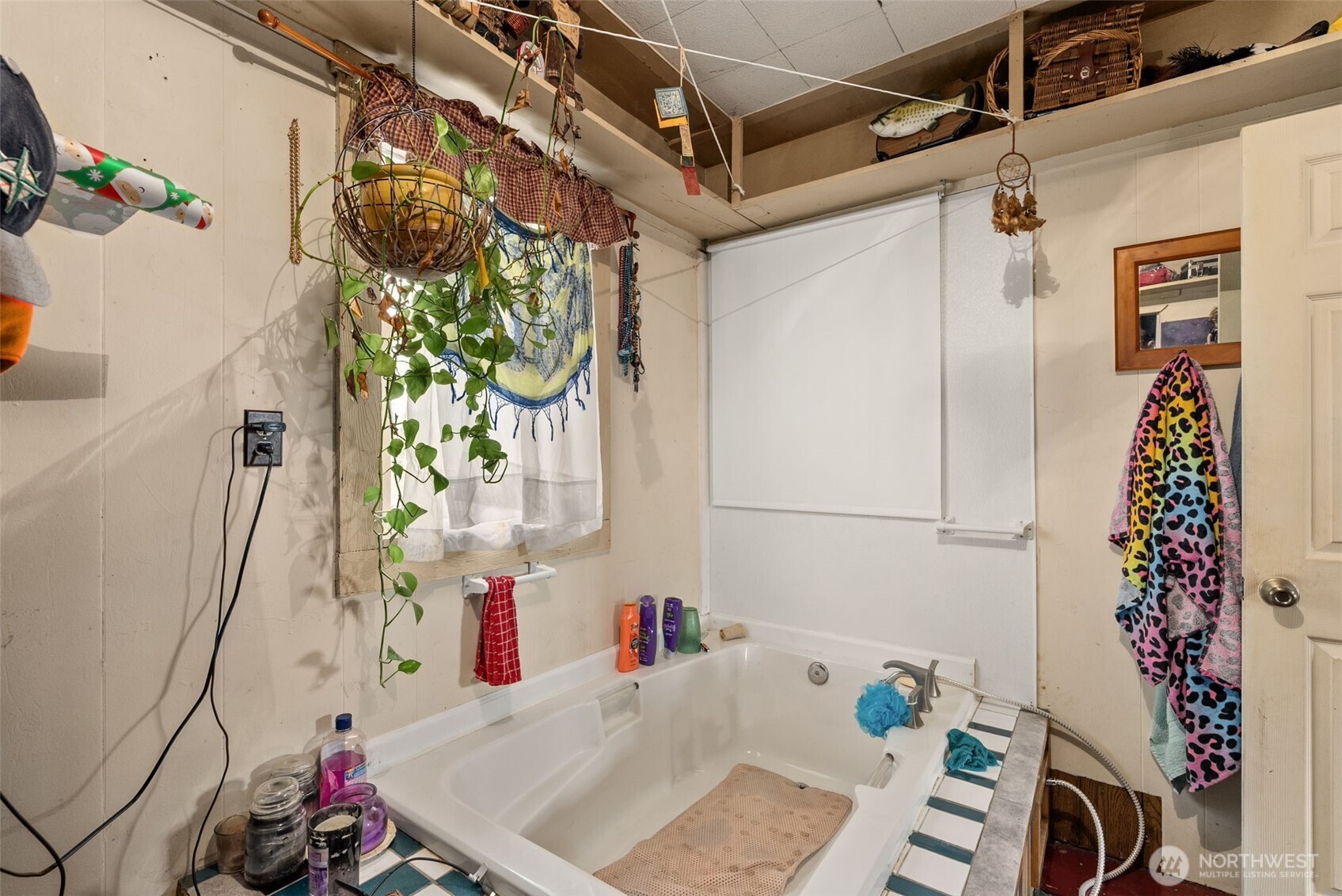 535-543 Knowles Road Winlock, WA 98596 - Photo 13 of 32 a bathroom with a tub shower and sink