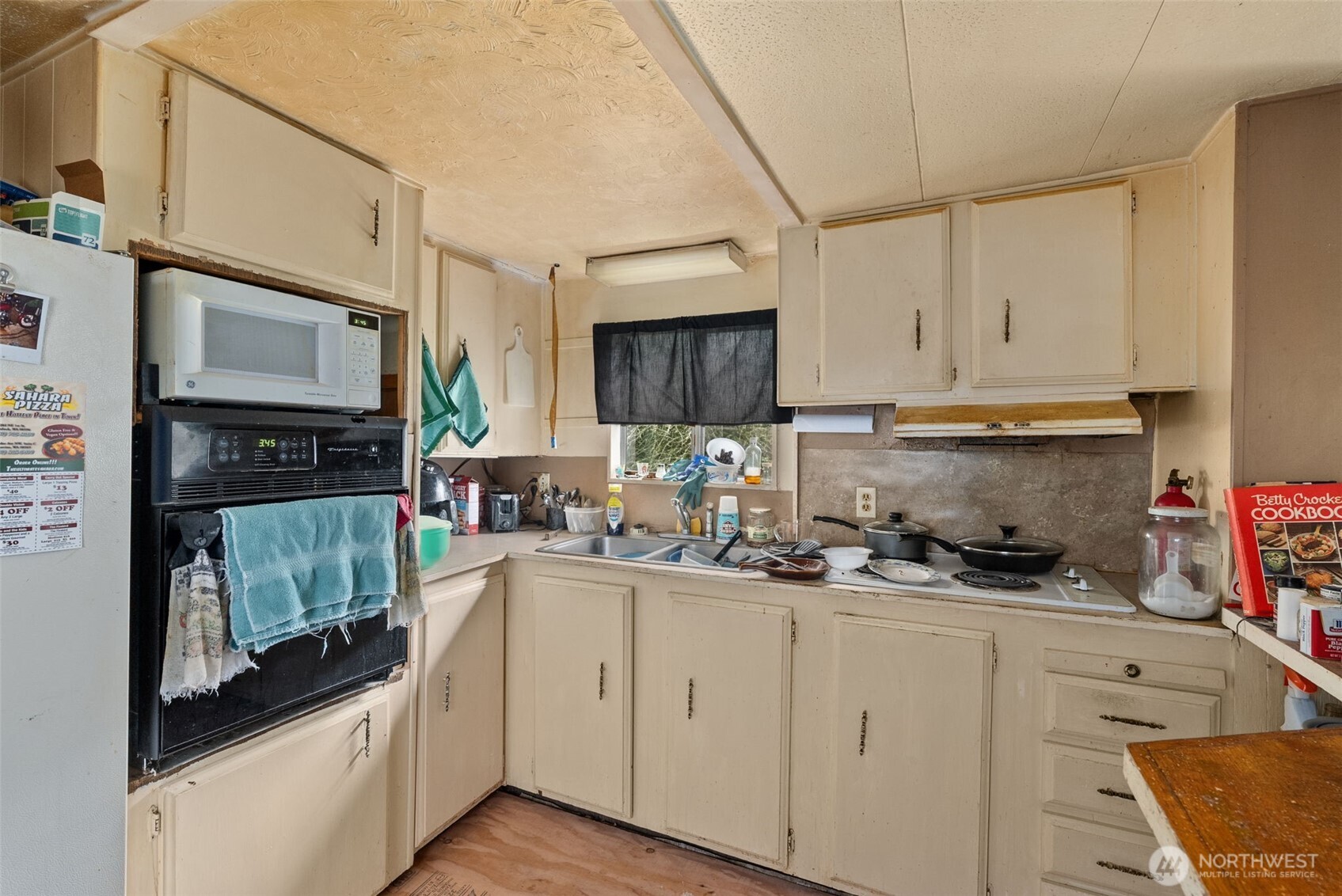 535-543 Knowles Road Winlock, WA 98596 - Photo 25 of 32 a kitchen with stainless steel appliances granite countertop a stove a sink and a microwave