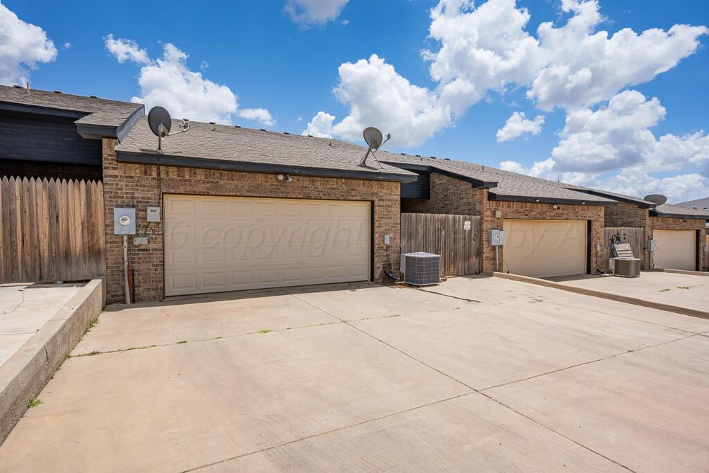 7128 Mosley Street Amarillo, TX 79119 - Photo 6 of 25 Driveway/Garage