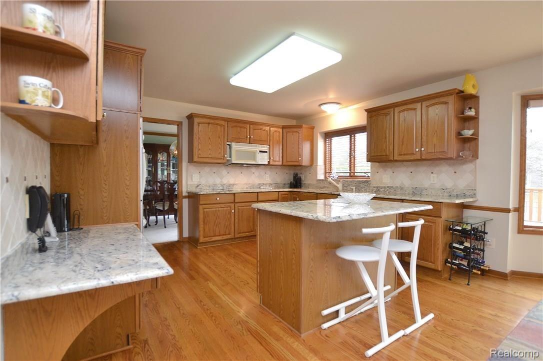 357 Oakbridge Drive Rochester, MI 48306 - Photo 8 of 38 Hardwood In Kitchen