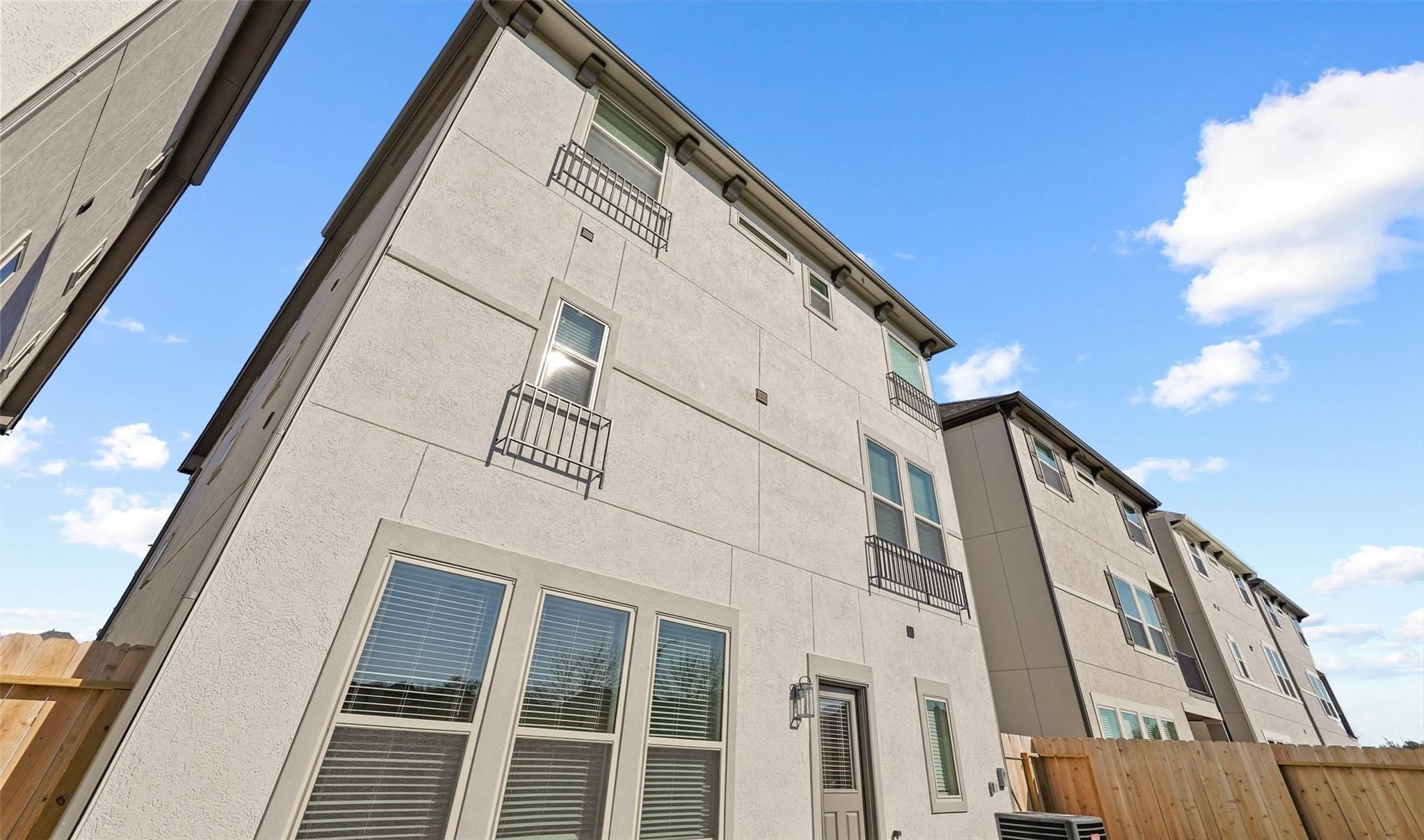 10609 Centre Green Way Houston, TX 77043 - Photo 21 of 27 a front view of a building