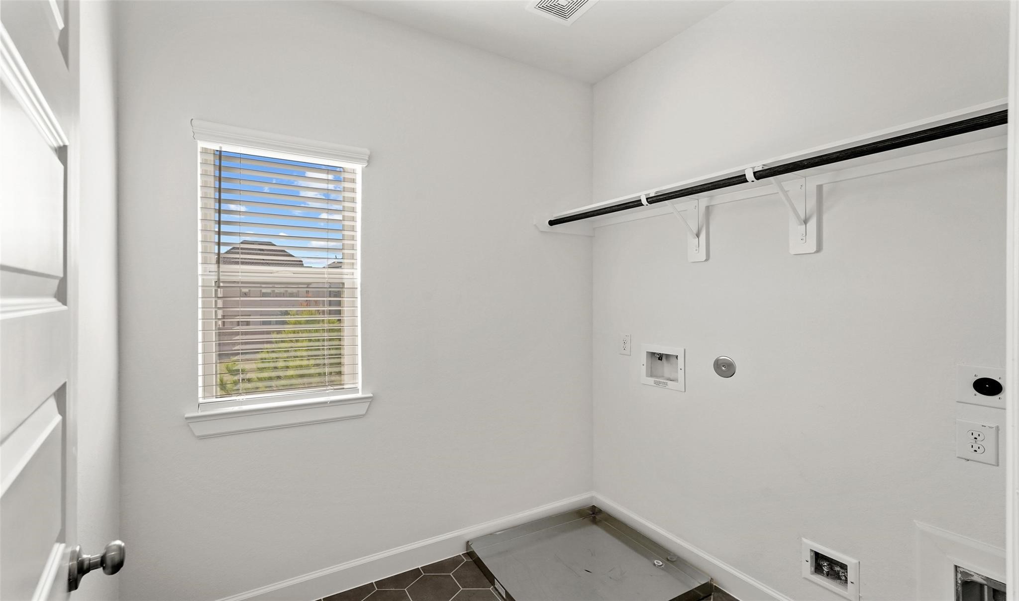 10609 Centre Green Way Houston, TX 77043 - Photo 24 of 27 a small space with a window