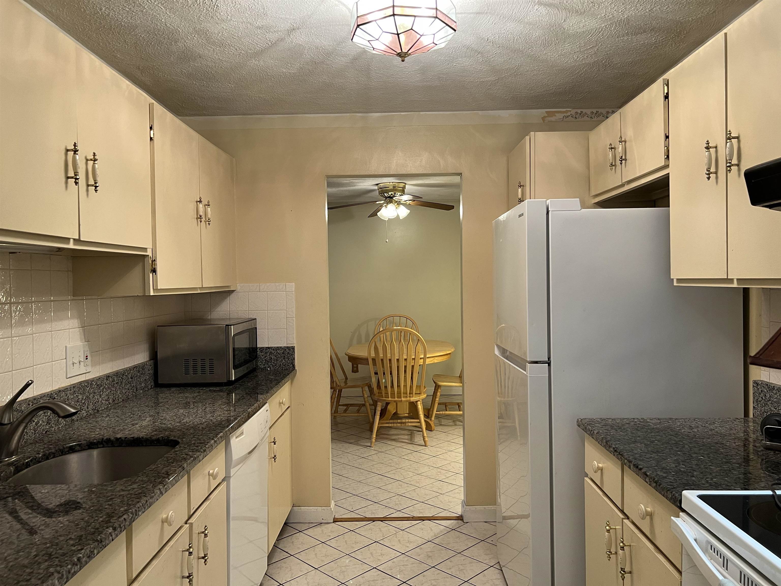 12 Strawberry Bank Road, Unit 18 Nashua, NH 03062 - Photo 2 of 19 Gallery Image 2