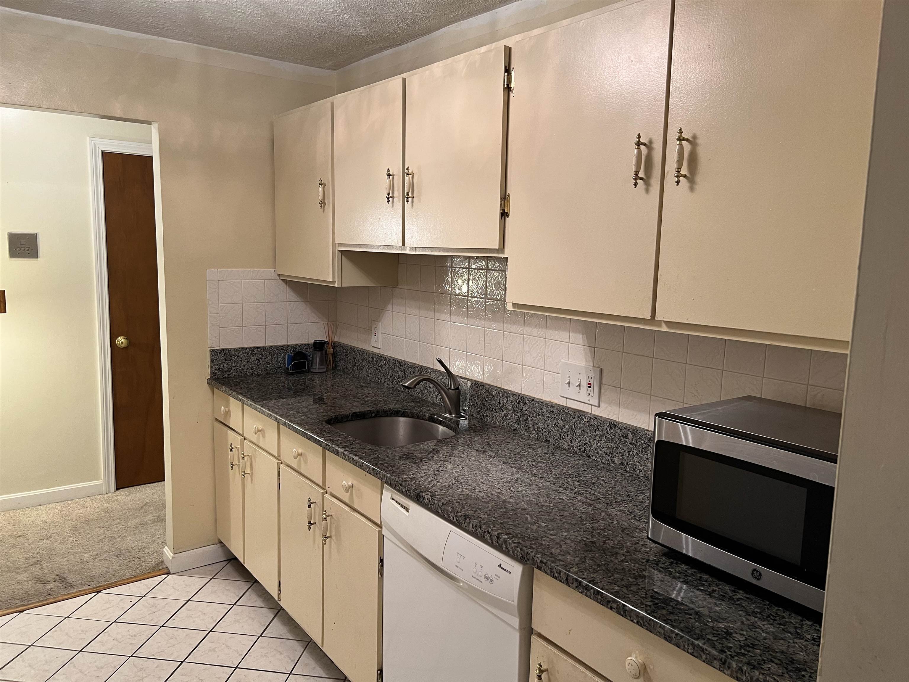 12 Strawberry Bank Road, Unit 18 Nashua, NH 03062 - Photo 3 of 19 Gallery Image 3
