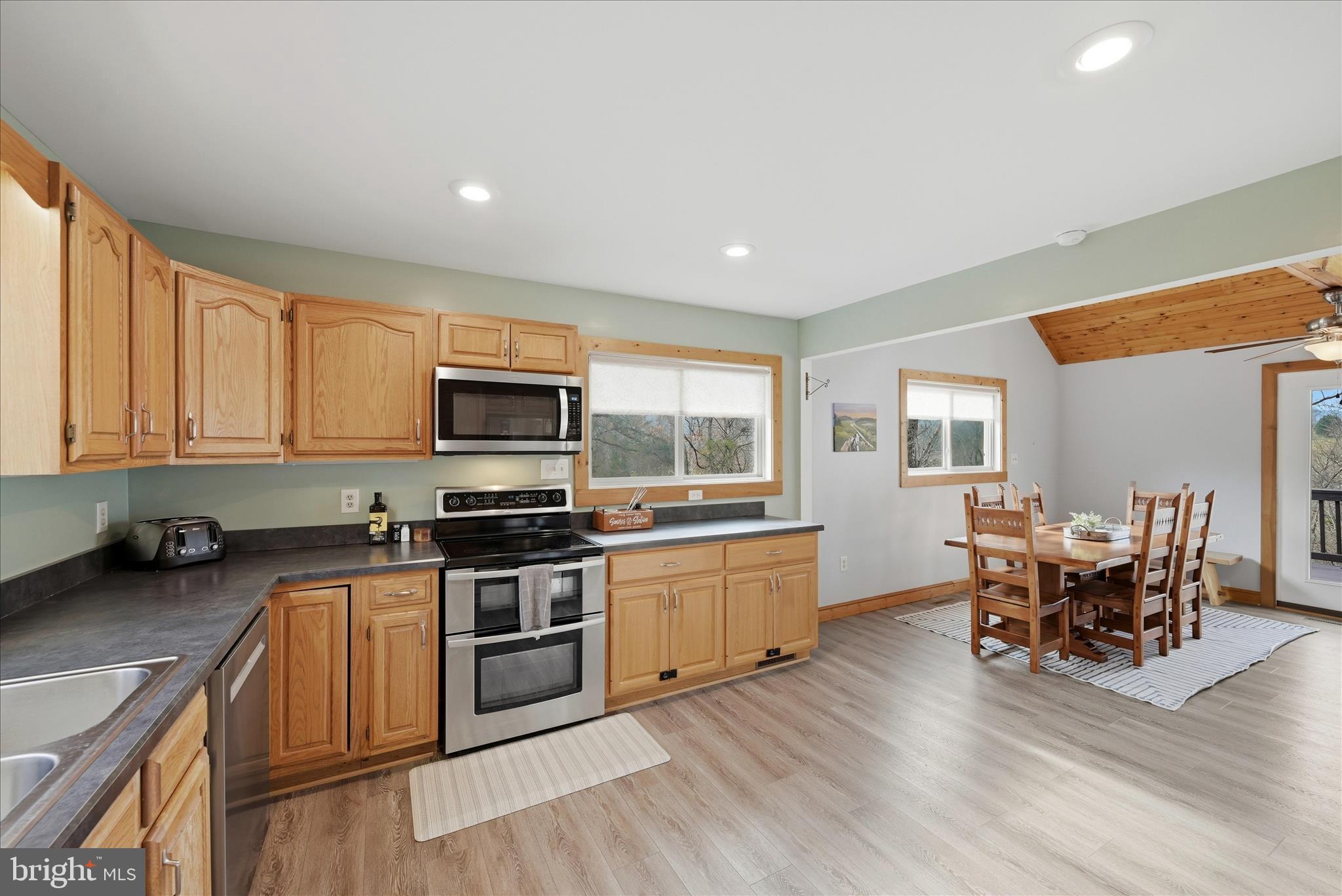 325 Fox Ridge Drive Strasburg, VA 22657 - Photo 17 of 73 Kitchen