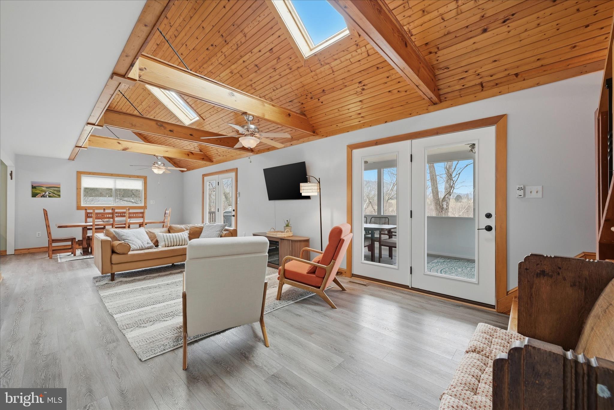 325 Fox Ridge Drive Strasburg, VA 22657 - Photo 7 of 73 Living Room