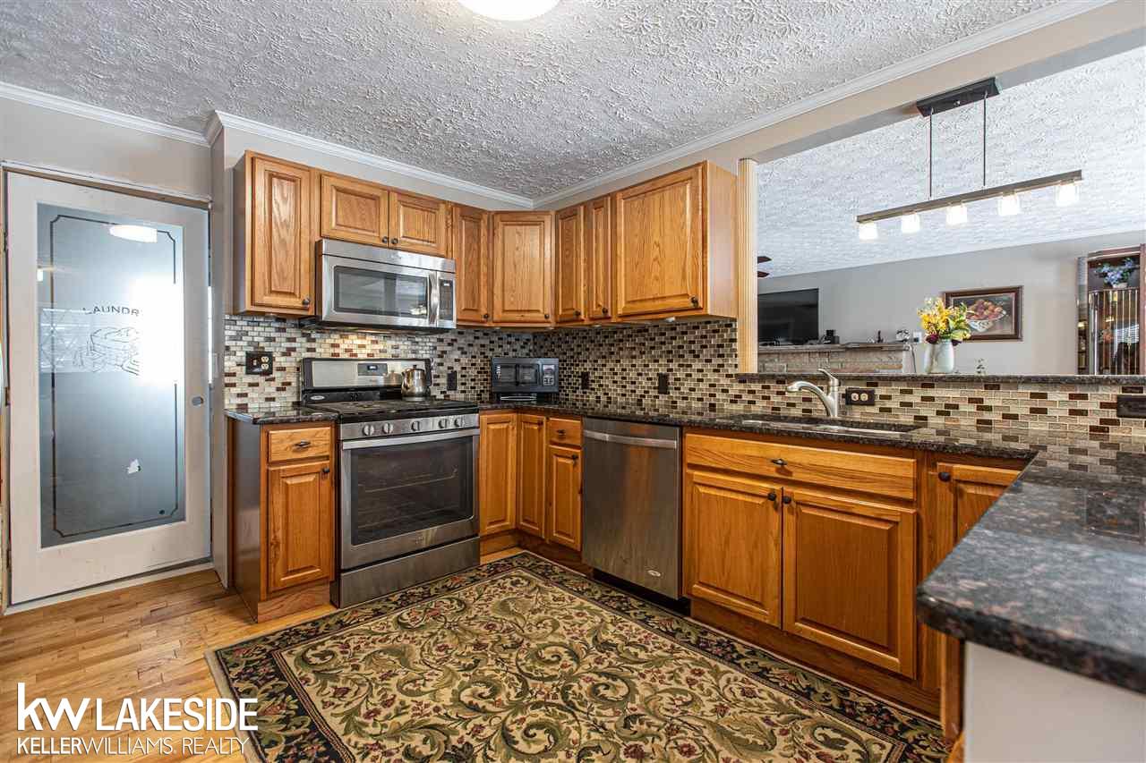 369 South Rochester Road Oakland, MI 48363 - Photo 4 of 28 50065871-3.JPG