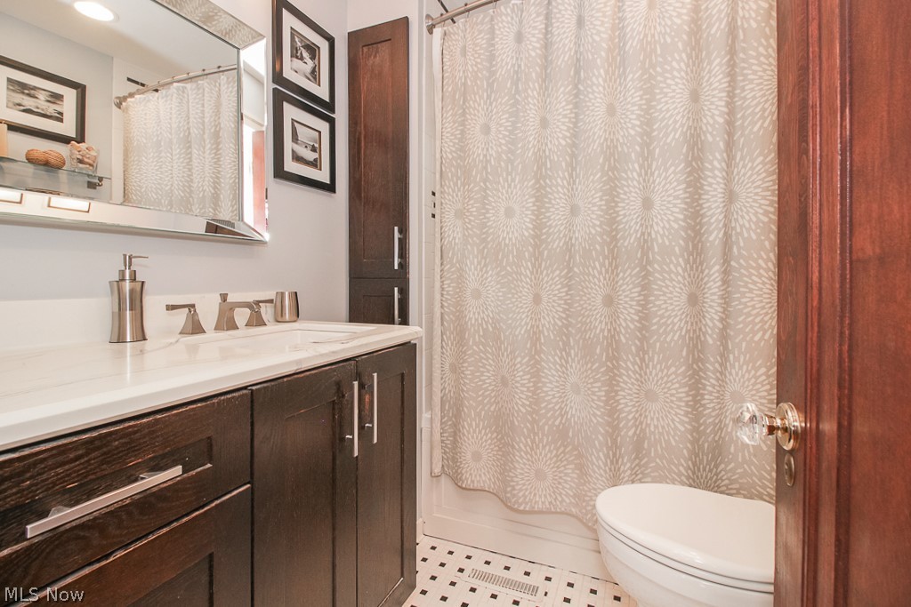 4761 Landchester Road Cleveland, OH 44109 - Photo 20 of 35 Upstairs Bathroom