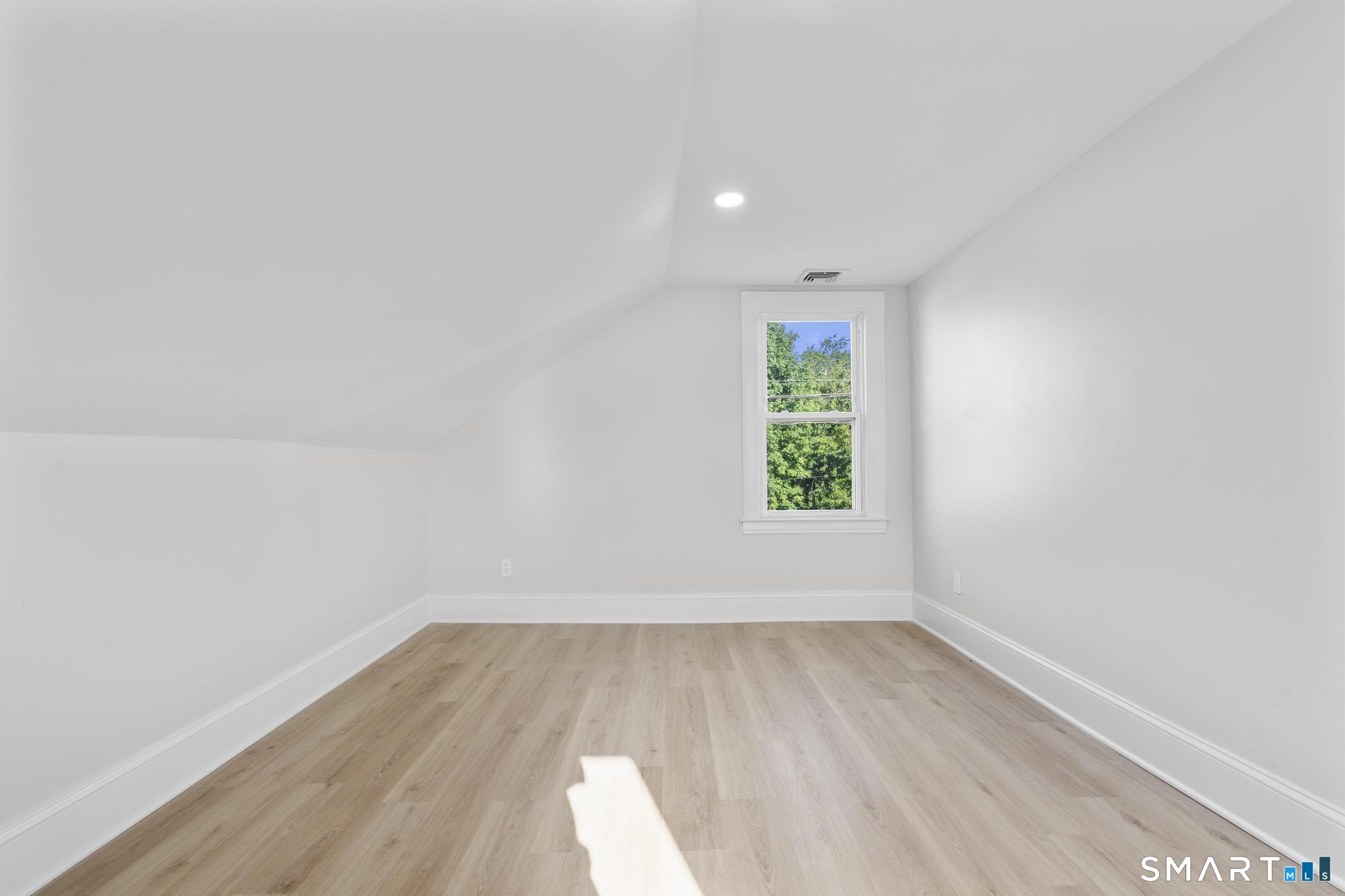 39 Edwards Street Hamden, CT 06517 - Photo 13 of 17