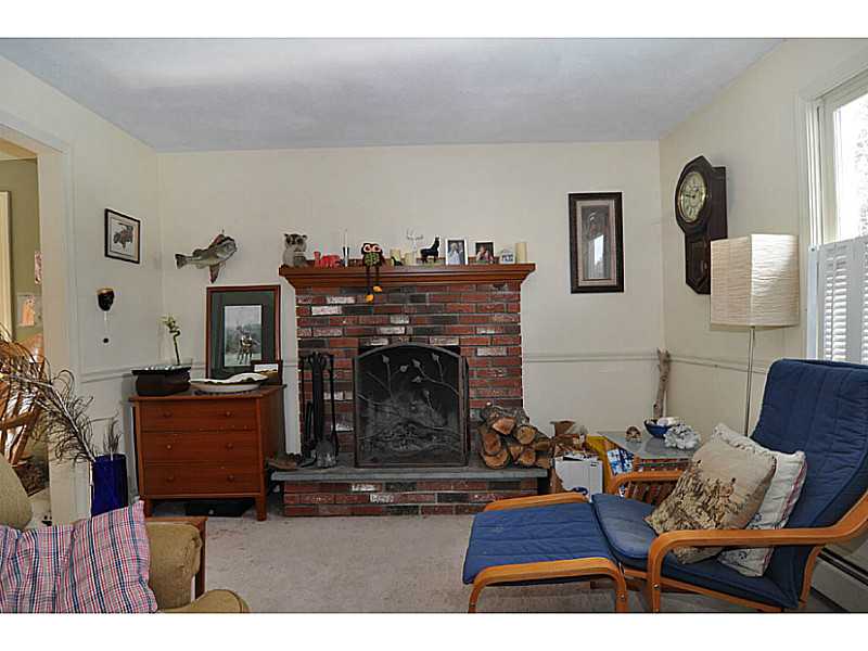 10 Zompa Road Barrington, RI 02806 - Photo 6 of 17 Living Room.