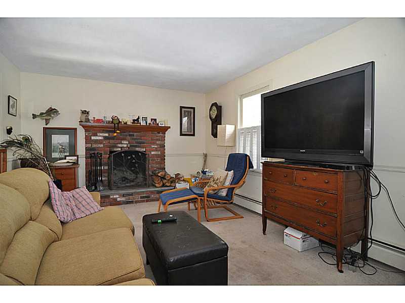 10 Zompa Road Barrington, RI 02806 - Photo 7 of 17 Living Room.