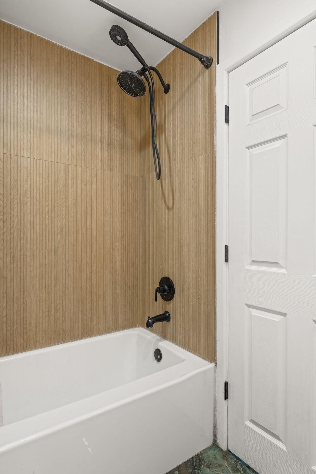 303 Union Street Valparaiso, IN 46383 - Photo 12 of 29 a bathroom with a bath tub