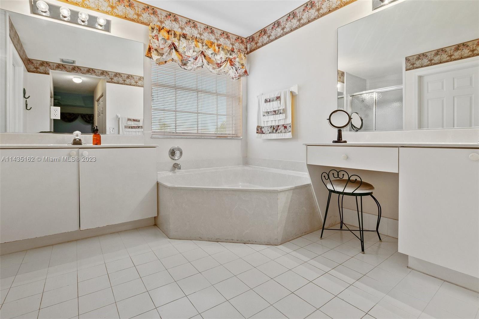 3165 Southwest 176th Way Miramar, FL 33029 - Photo 16 of 32 a bathroom with a bathtub and mirror