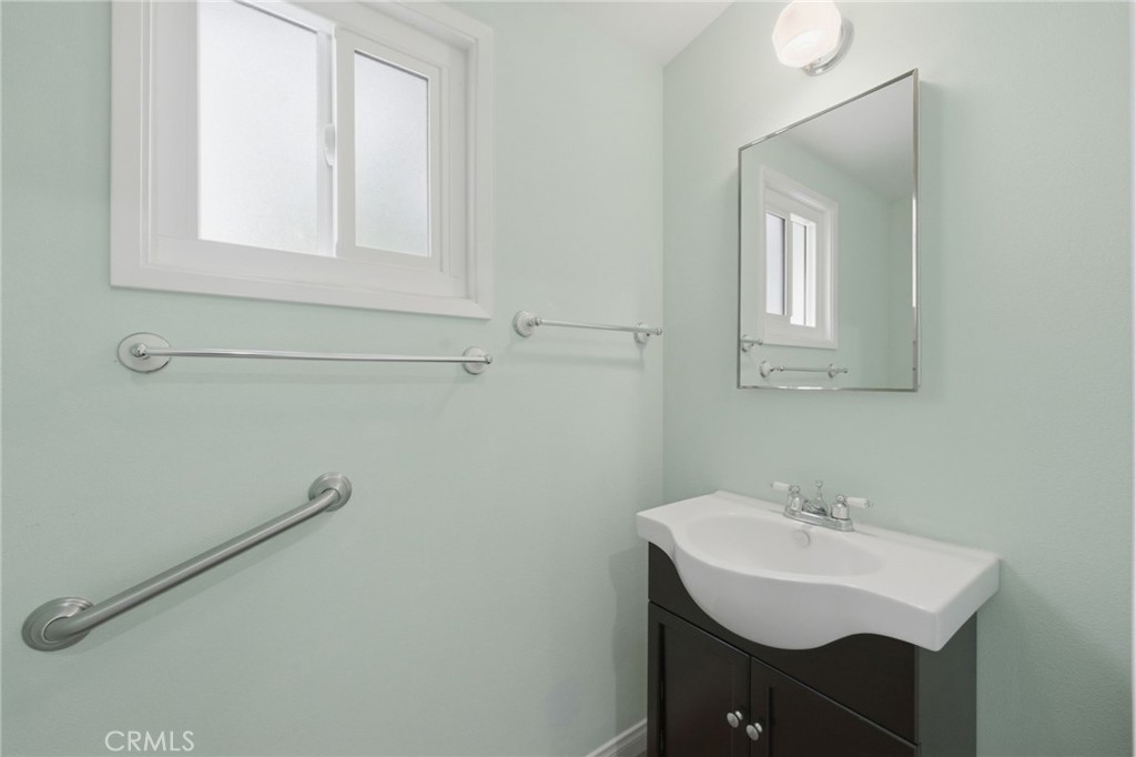3833 Overland Street Riverside, CA 92503 - Photo 5 of 9 primary bath