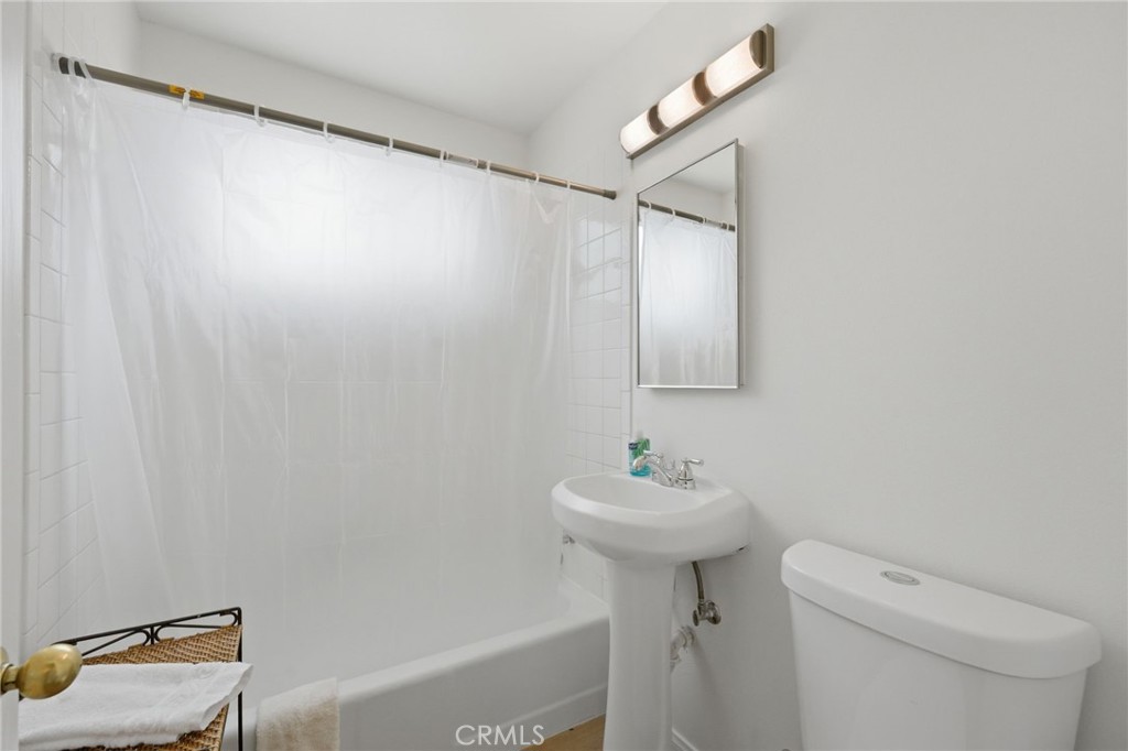 3833 Overland Street Riverside, CA 92503 - Photo 6 of 9 main bath