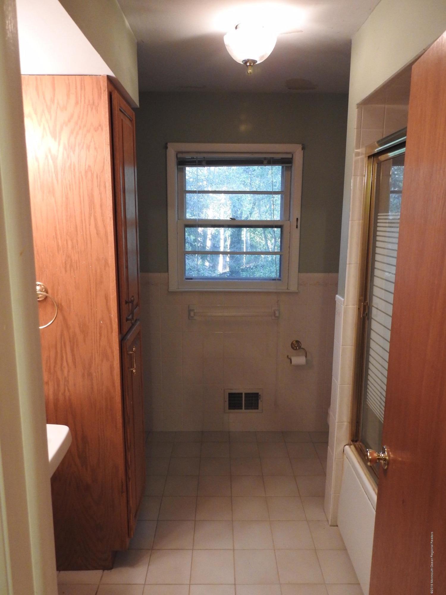 193 Frank Applegate Road Jackson, NJ 08527 - Photo 8 of 21 MAIN BATH
