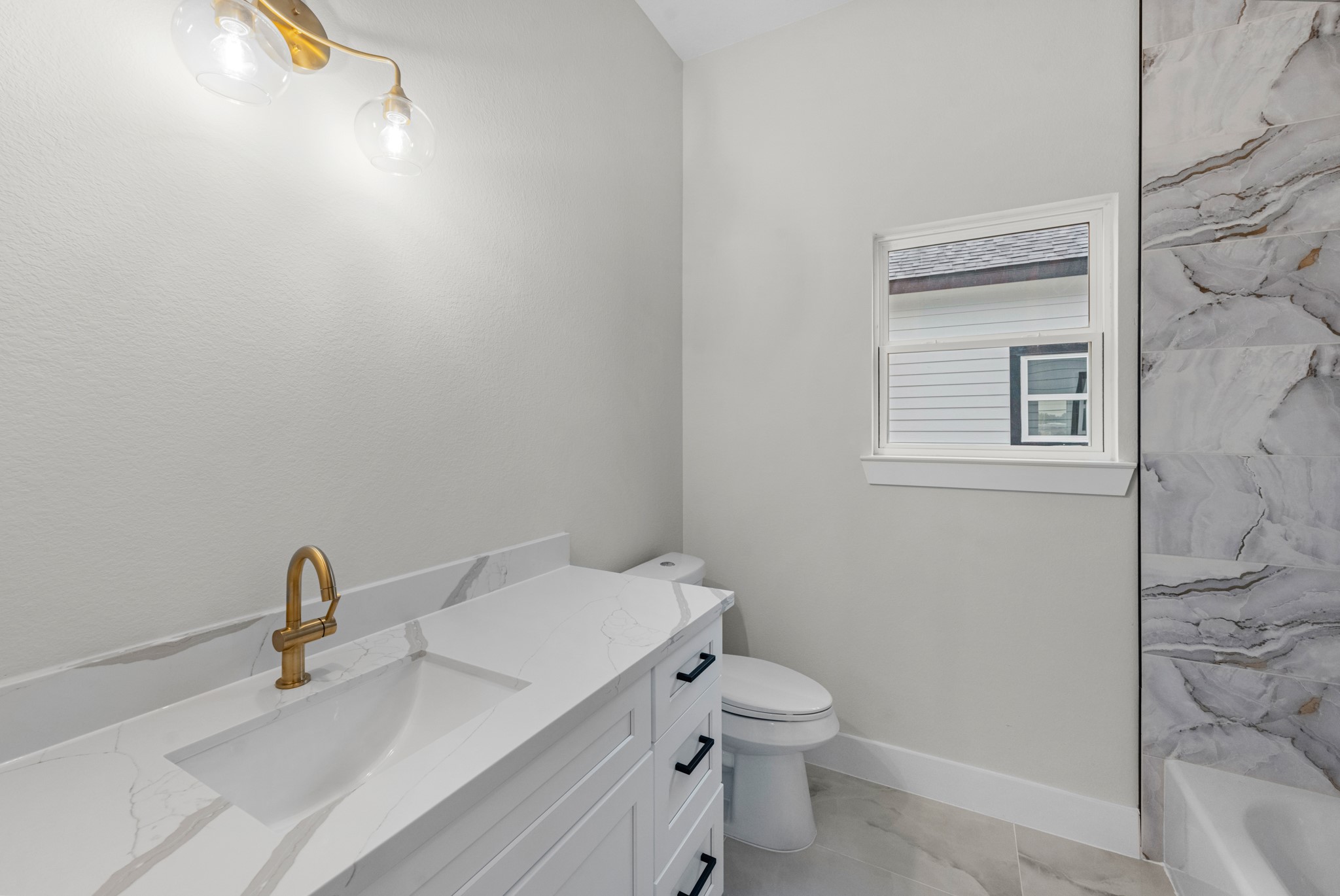 2348 Delafield Street Houston, TX 77023 - Photo 22 of 24 full bathroom 2 for bedroom 2 and 3