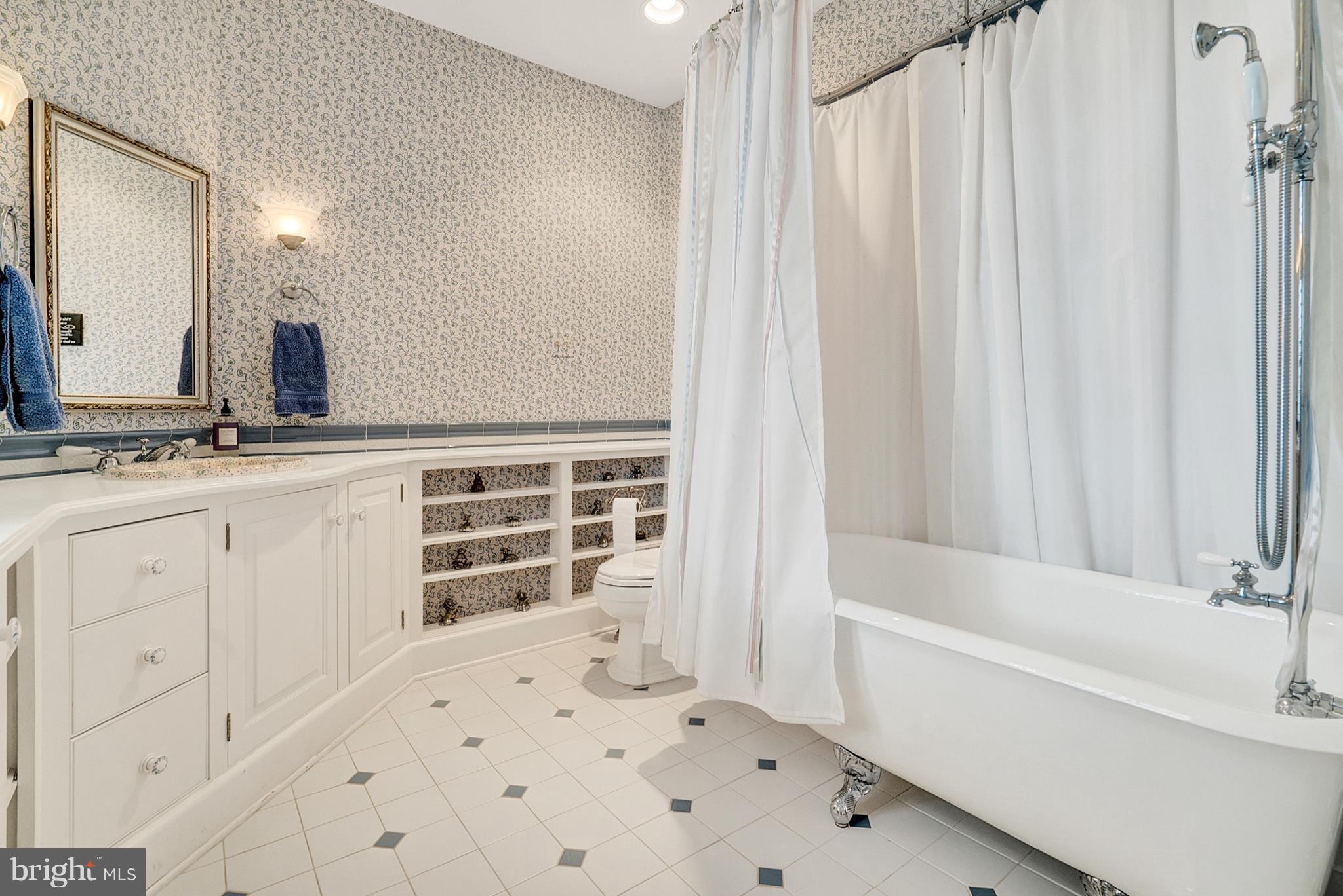 8523 Lees Ridge Road Warrenton, VA 20186 - Photo 13 of 30 Upper master bath