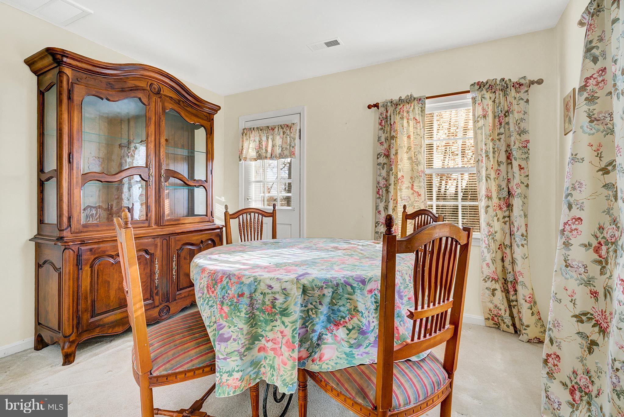 8523 Lees Ridge Road Warrenton, VA 20186 - Photo 26 of 30 Cottage dining room
