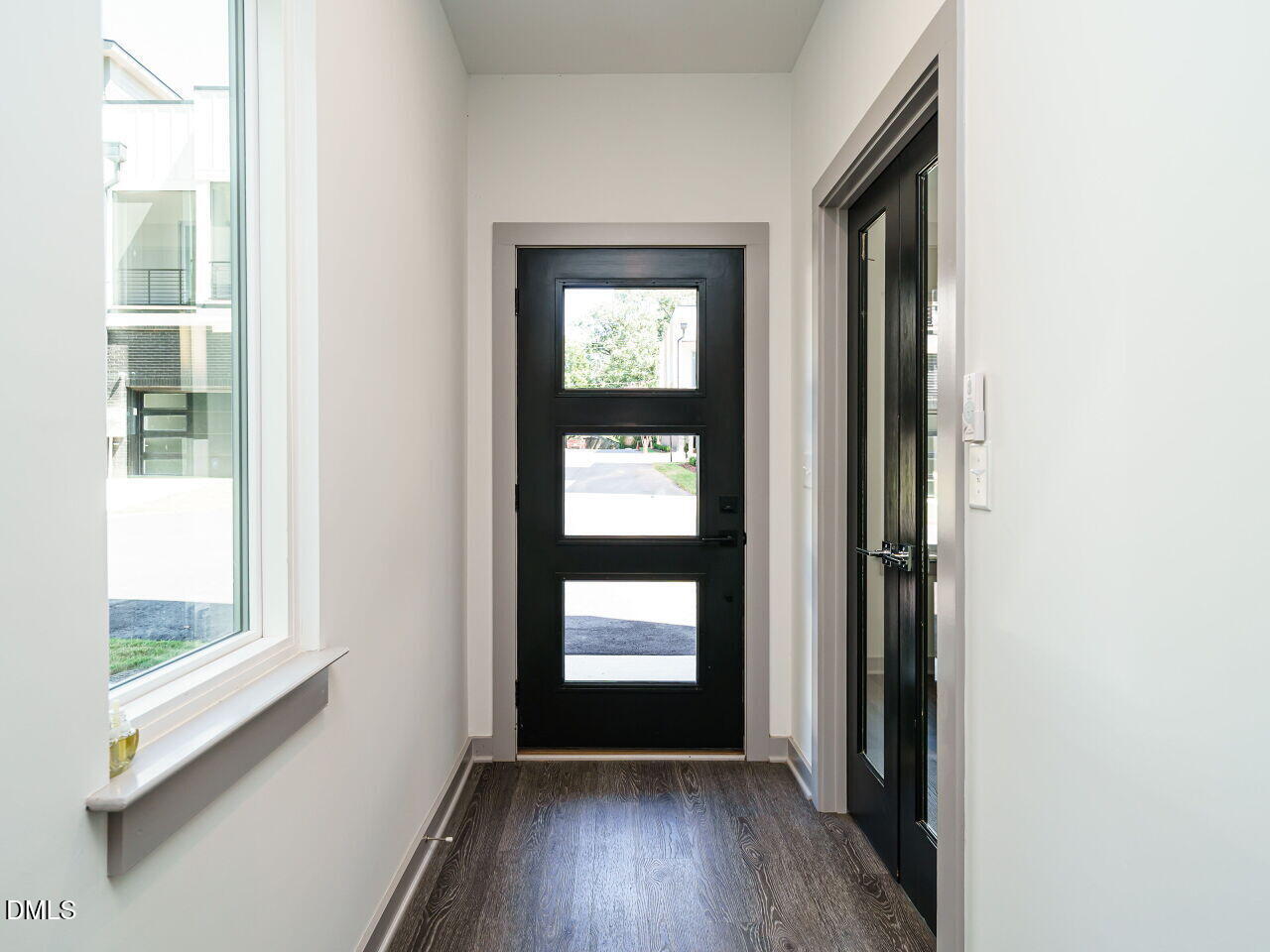 1527 Havenmont Court Raleigh, NC 27608 - Photo 10 of 41 003-1280x960-foyer