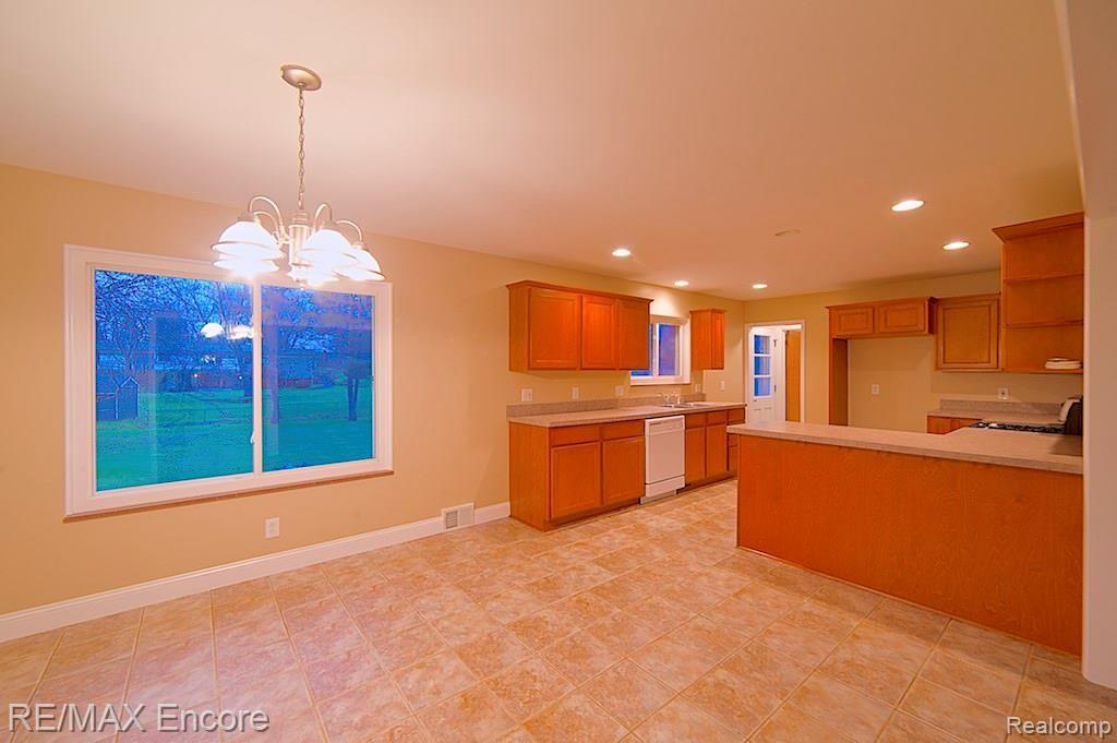 160 Kalhaven Road Rochester Hills, MI 48307 - Photo 3 of 24