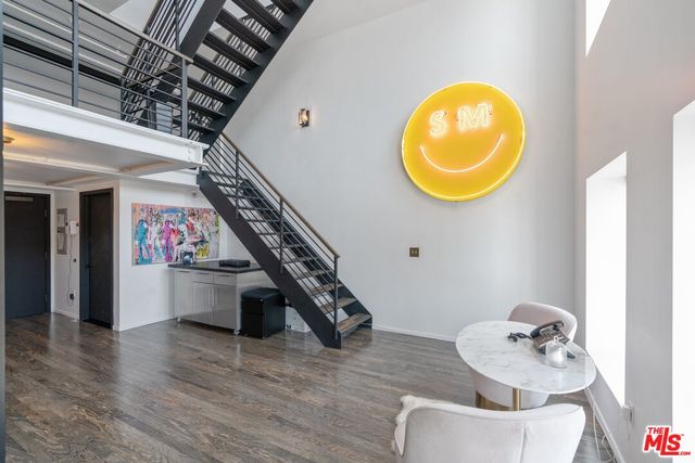 a view of livingroom with furniture
