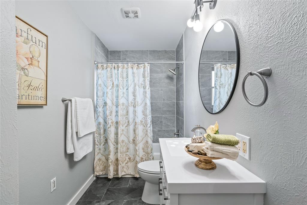 435 Hanbee Street Richardson, TX 75080 - Photo 24 of 36 Freshly remodeled full bath with linen closet.