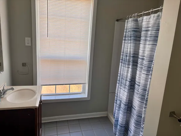 $2,600 | 620 Oneida Street, Joliet, IL 60435