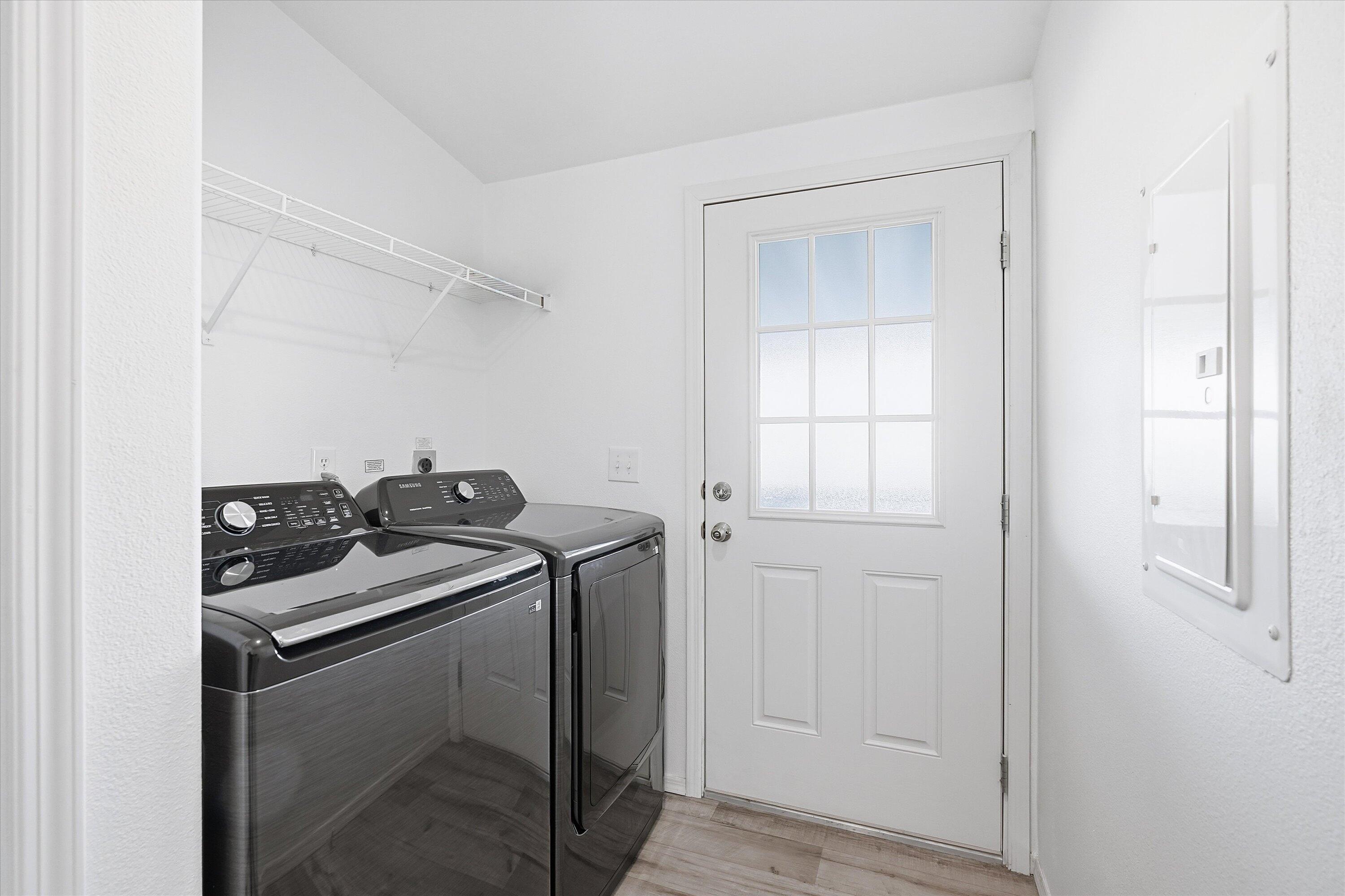 300 Luman Road, Unit 197 Phoenix, OR 97535 - Photo 13 of 26 a utility room with washer and dryer
