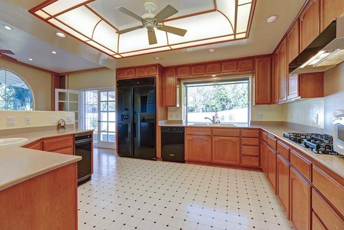 1740 Penasco Road El Cajon, CA 92019 - Photo 4 of 15 Open and functional Cooks Kitchen.