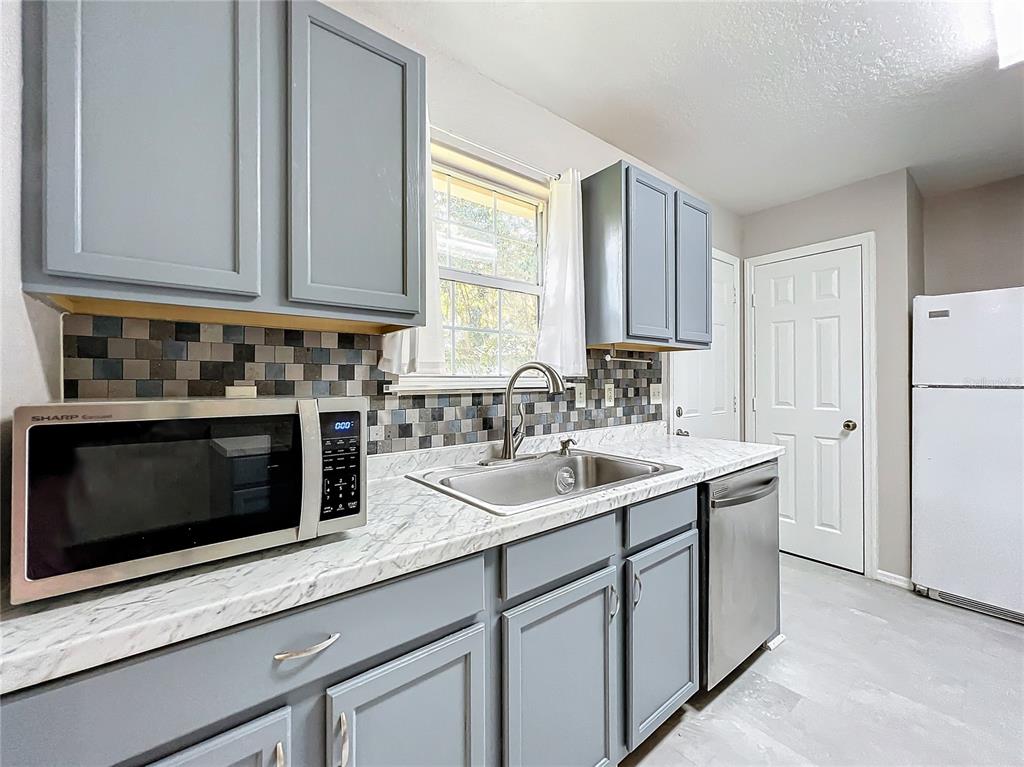 110 Berry Road Winter Haven, FL 33880 - Photo 11 of 29 Kitchen