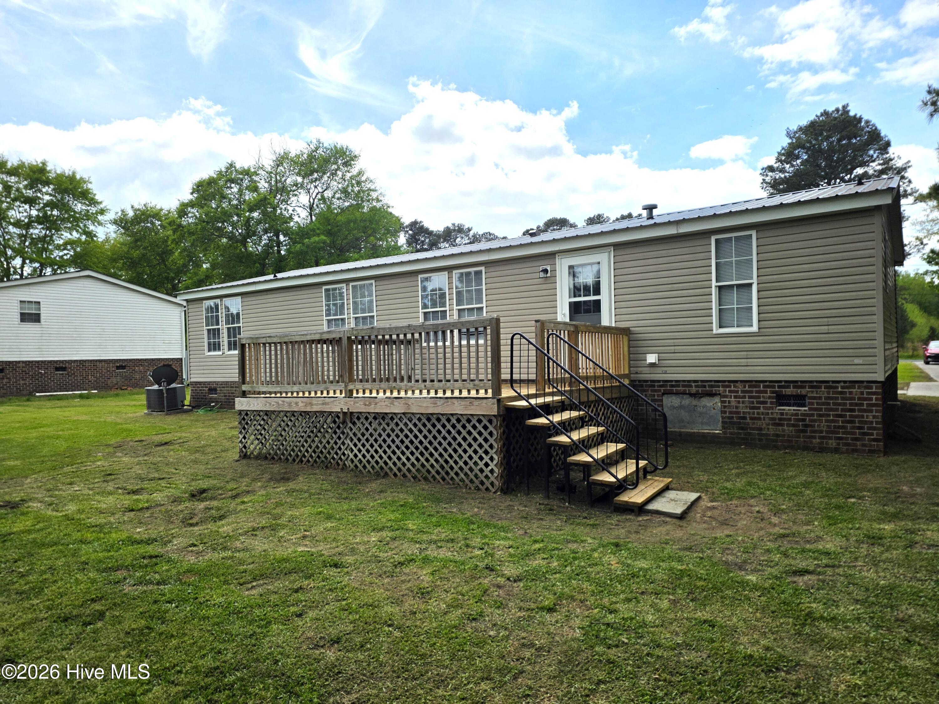 361 Fowler Manning Road Richlands, NC 28574 - Photo 6 of 35 Left Rear