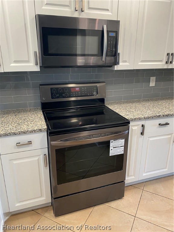 15 Victory Way Lake Placid, FL 33852 - Photo 11 of 36 a stove top oven sitting inside of a kitchen